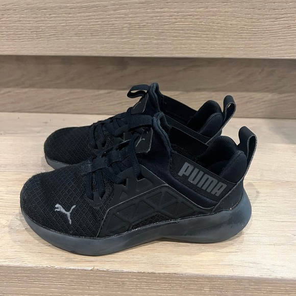 Children’s puma runners like new! Size 13 all black - Picture 3 of 4